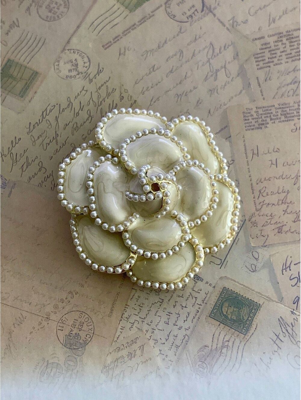 Vintage Elegant Pearl-Edged Cream Flower Brooch Pin for Stylish Flair